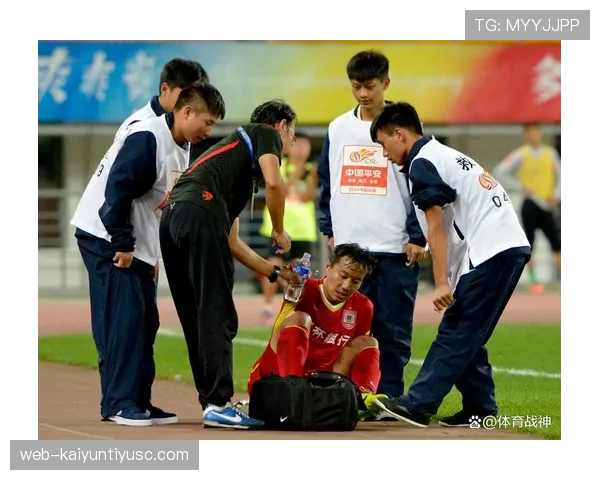 假摔判罚要点：裁判如何依据接触与意图出示黄牌